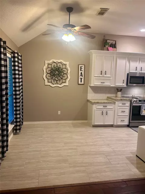 14 E Forest Ct, Conroe, TX 77384 photo 5