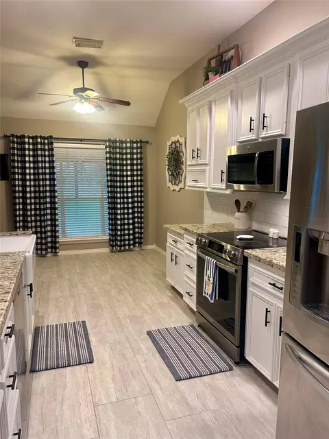 14 E Forest Ct, Conroe, TX 77384 photo 2