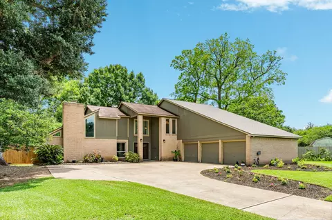 202 Raintree Ln, Lake Jackson, TX 77566