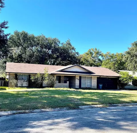 725 Westwood Dr, Port Lavaca, TX 77979