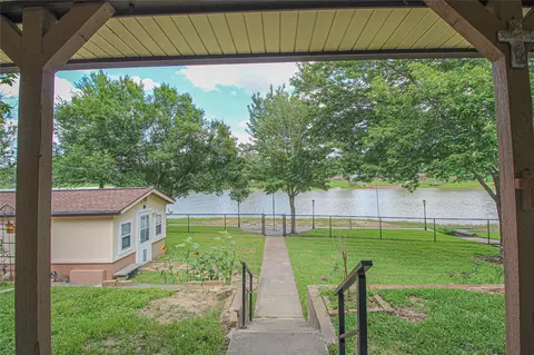 262 W Lake Dr, Livingston, TX 77351