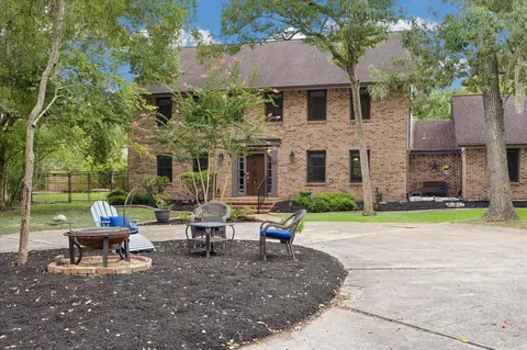 906 Quaker Bend Dr, Friendswood, TX 77546