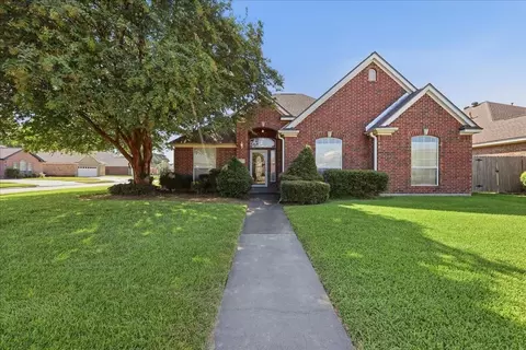 2831 Meadowbrook Ln, Port Neches, TX 77651