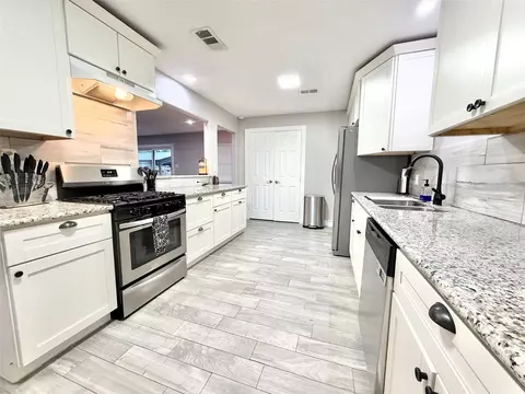 2133 Greenlee Ln, Dickinson, TX 77539