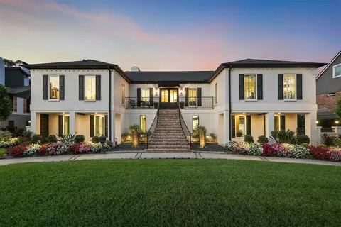 18607 Point Lookout Dr, Nassau Bay, TX 77058