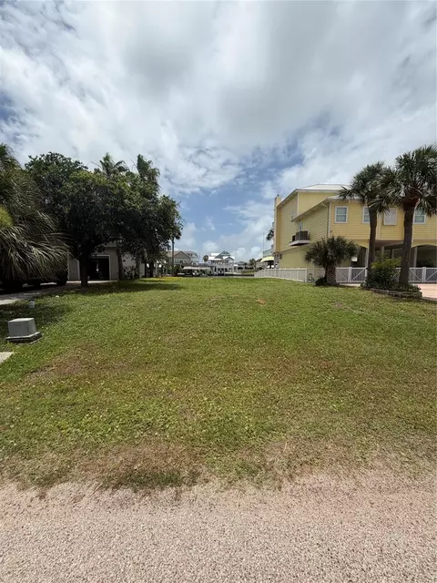 922 Nueces Dr, Galveston, TX 77554