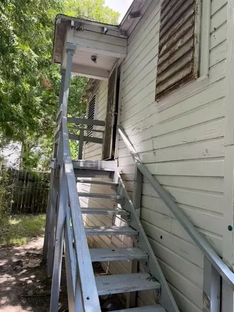 215 3rd Ave N, Texas City, TX 77590