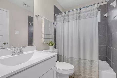 Bath - 22419 Sawmill Ranch Dr, Spring, TX 77389 photo 3 of 4