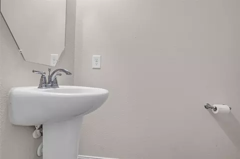 Bath - 22419 Sawmill Ranch Dr, Spring, TX 77389 photo 2 of 4