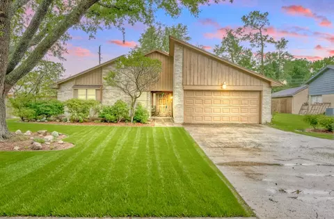 9810 Bayou Woods Dr, Baytown, TX 77521