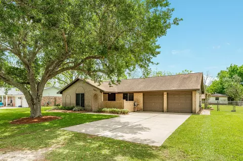131 Singleton St, Jones Creek, TX 77541