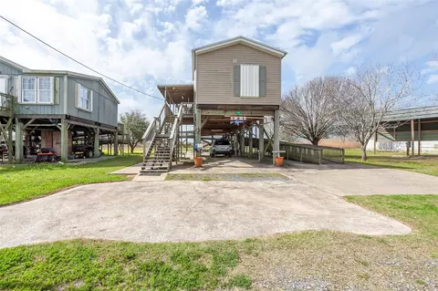 5117 S 15th Ave, Sabine Pass, TX 77655