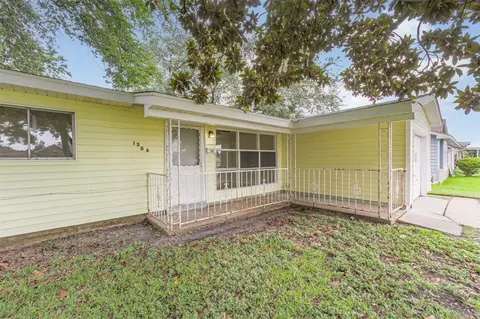 Exterior - 1306 Glencrest Dr, Pasadena, TX 77502 photo 2 of 3