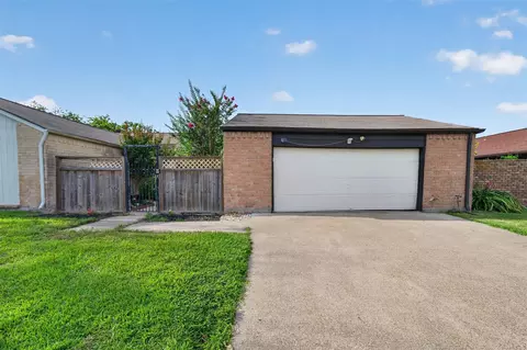 6 Quailwood Dr, Baytown, TX 77521