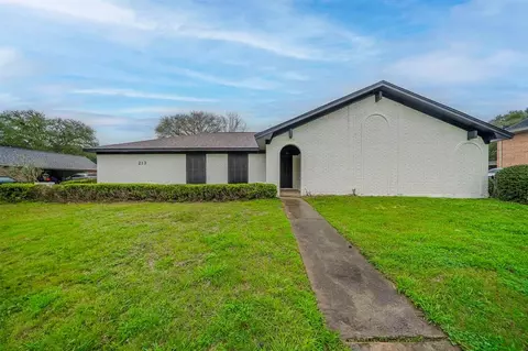 213 Westview Dr, Sealy, TX 77474
