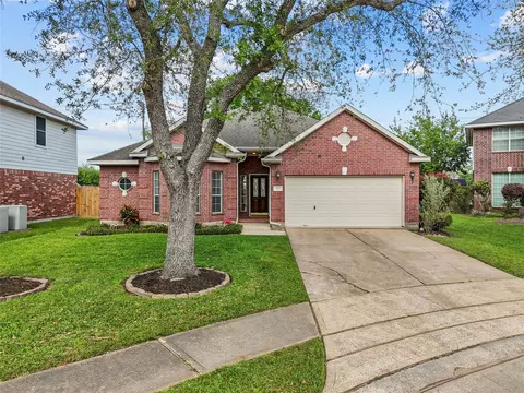 323 Colony Creek Dr, Dickinson, TX 77539