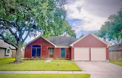 1806 Oak Wood Dr E, Pearland, TX 77581