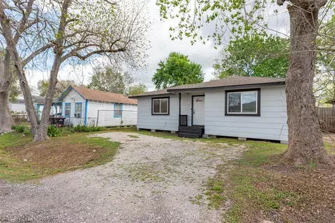 1604 Texas St, Alvin, TX 77511