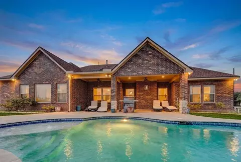 2688 Settlers Way Dr, Sealy, TX 77474