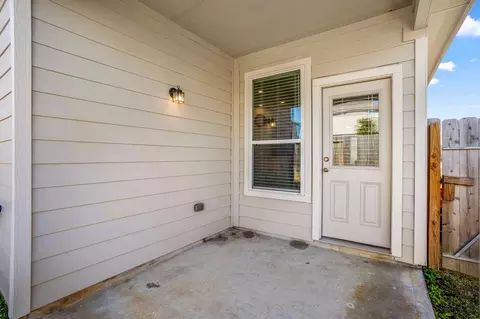 Exterior - 2816 Madison Dr, Conroe, TX 77304 photo 2 of 5