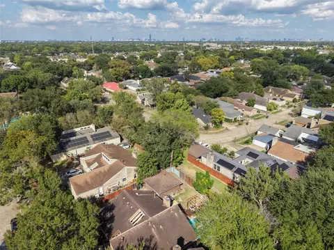 10831 Valley Hills Dr, Houston, TX 77071