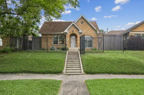 2108 White Oak Dr, Houston, TX 77009