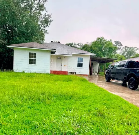 3015 S Willowood Ln, Beaumont, TX 77703