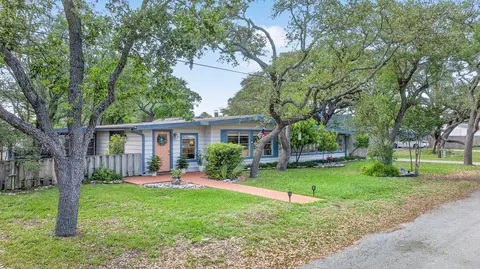 307 N 4th St, Rockport, TX 78382
