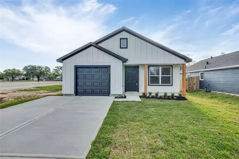 310 8th St, Hempstead, TX 77445 photo 1
