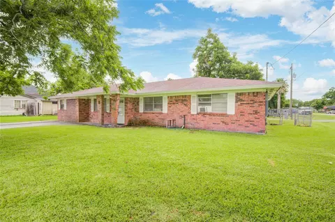 1421 N Avenue S, Freeport, TX 77541