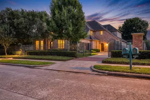 18 Waters Lake Blvd, Missouri City, TX 77459