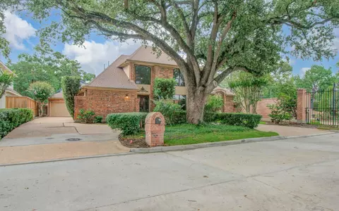 2 Hickory Shadows Dr, Houston, TX 77055