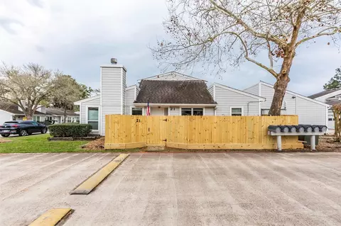 21 Hideaway Dr, Friendswood, TX 77546