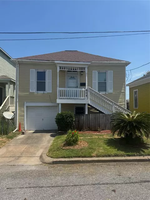 908 34th St, Galveston, TX 77550