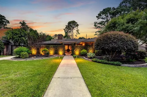 10034 Meadow Lake Ln, Houston, TX 77042