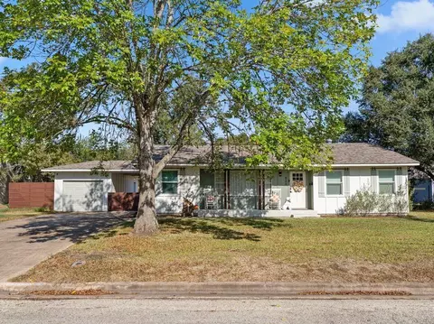 804 Peach St, El Campo, TX 77437
