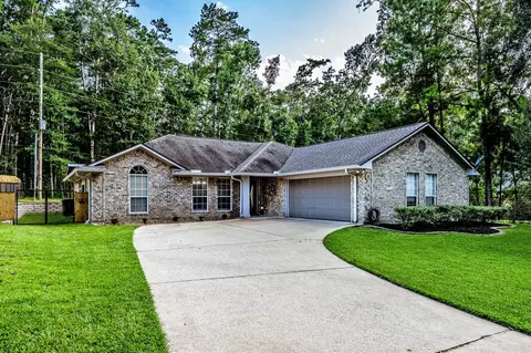 1977 Greentree Dr, Huntsville, TX 77340