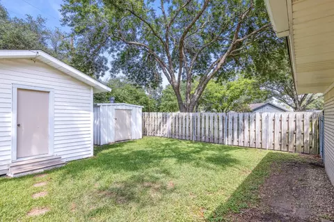 Exterior - 3010 Lamar Cir, El Campo, TX 77437 photo 5 of 10