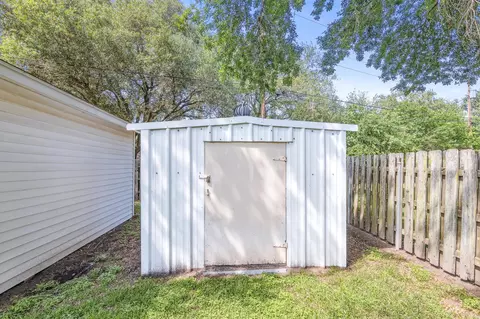 Exterior - 3010 Lamar Cir, El Campo, TX 77437 photo 7 of 10