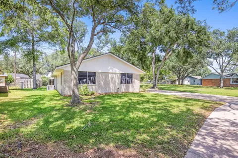 Exterior - 3010 Lamar Cir, El Campo, TX 77437 photo 3 of 10