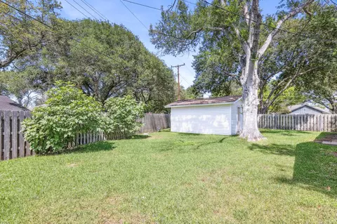 Exterior - 3010 Lamar Cir, El Campo, TX 77437 photo 9 of 10