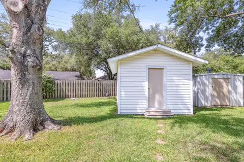 Exterior - 3010 Lamar Cir, El Campo, TX 77437 photo 4 of 10