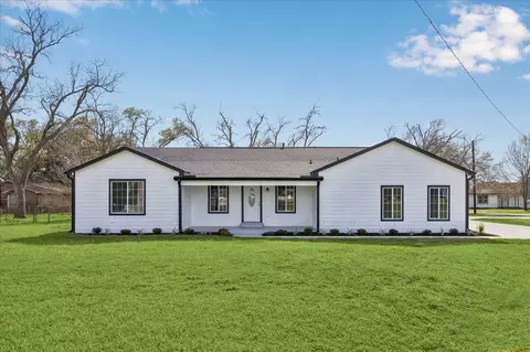 1337 S Circle St, Sealy, TX 77474