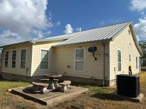 Exterior - 301 Beech St, Calvert, TX 77837 photo 3 of 5