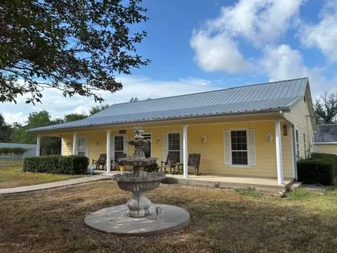 Exterior - 301 Beech St, Calvert, TX 77837 photo 2 of 5