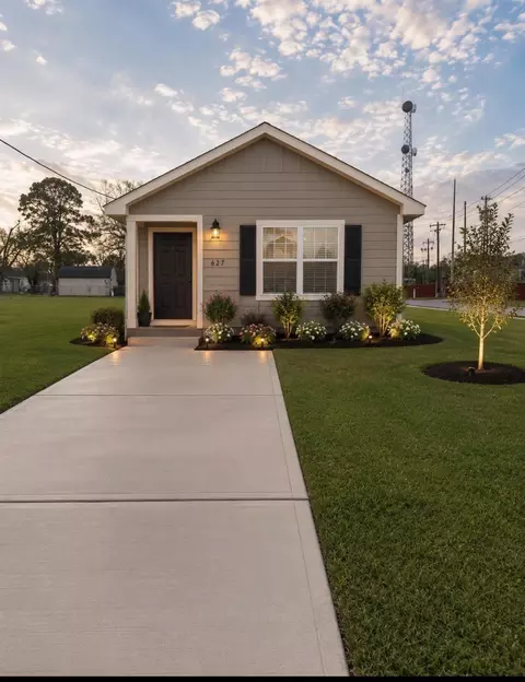 627 W Live Oak St, Angleton, TX 77515
