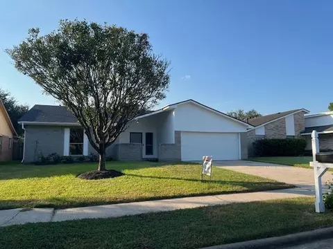 467 Buoy Rd, Webster, TX 77598