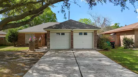2205 Buchanan Dr, Baytown, TX 77520