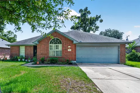 3002 Overland Trl, Dickinson, TX 77539