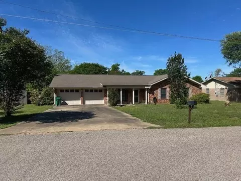 201 Heath Ave, Madisonville, TX 77864